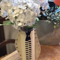 Composition vase en cuir ET petit bouquet estival – Image 3