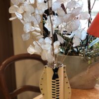 Composition vase en cuir ET petit bouquet estival – Image 2
