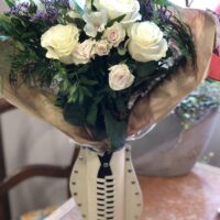 Composition vase en cuir ET petit bouquet estival – Image 4