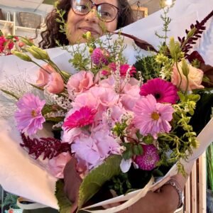 Bouquet Le Gourmand 35 cm aux tons roses et fuchsia, hortensia et fleurs de saison, Flormandise Vernioz