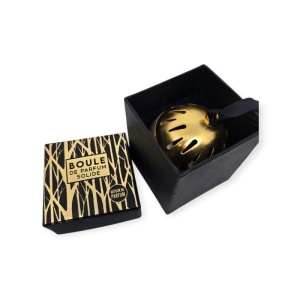 Coffret présentant la Boule diffuseur de parfum Bois & Or avec son ruban et son parfum solide