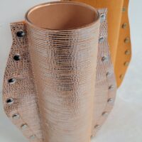 Composition vase en cuir ET petit bouquet estival