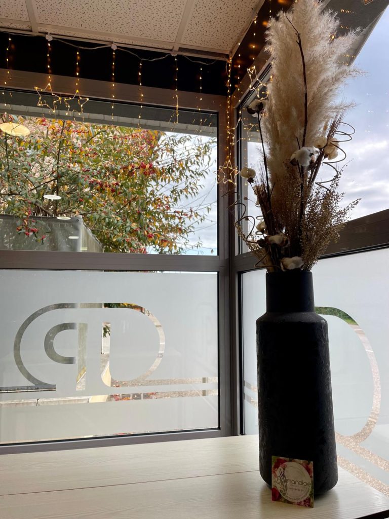 Cadeau floral écoresponsable – Idée cadeau entreprise Composition florale avec contenant naturel et réutilisable, une idée cadeau entreprise écoresponsable