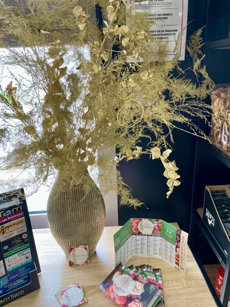 Décoration florale en entreprise – Flormandise Nord-Isère Composition florale installée dans un espace professionnel, valorisant l’image de l’entreprise