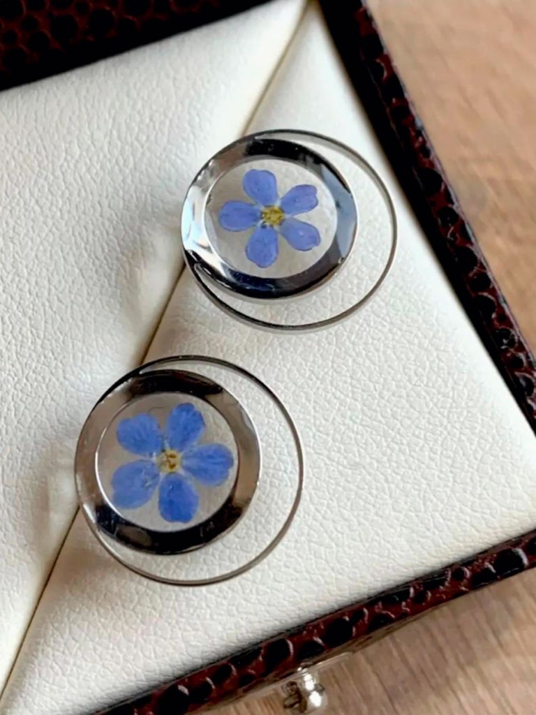 Atelier floral artisanal à Vernioz – Flormandise Fabrication artisanale d’un bouquet floral par une fleuriste, savoir-faire local pour vos cadeaux d’entreprise