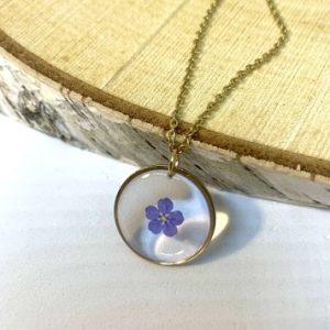 Collier en résine avec fleurs de Myosotis – Doré