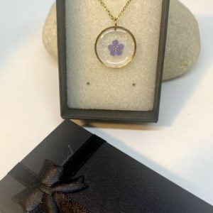 Idée cadeau - Collier en résine avec fleurs de Myosotis – Doré