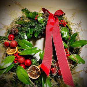 Couronne de Noël artisanale en sapin naturel – Rouge, Doré ou Blanc