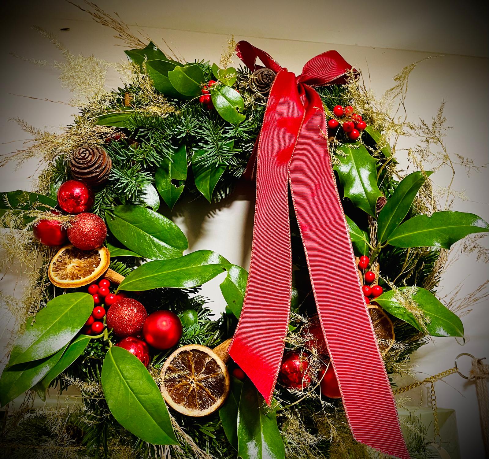 Couronne de Noël artisanale en sapin naturel – Rouge, Doré ou Blanc