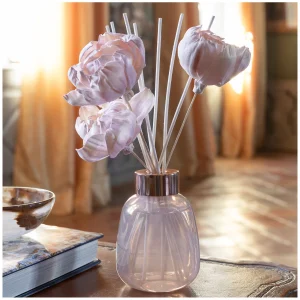 Diffuseur de parfum Douce Pivoine posé sur une console en bois, créant une atmosphère élégante et parfumée dans le salon