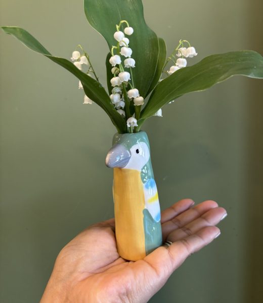 Brins de muguet porte-bonheur dans un vase original en forme d'oiseau coloré bleu et jaune - Flormandise Vernioz