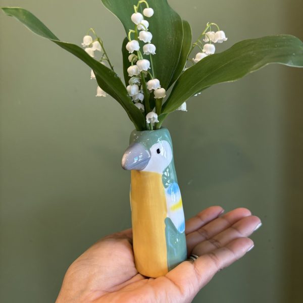 Brins de muguet porte-bonheur dans un vase original en forme d'oiseau coloré bleu et jaune - Flormandise Vernioz
